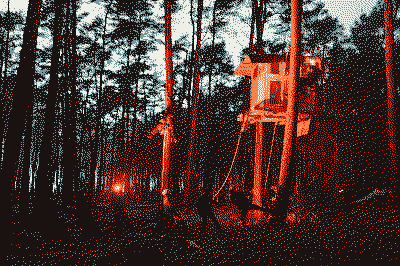 In a cloudy night weeks before the hight the occupation and summer camps for which activist from all over Europe came into the forests of Gründheide to occupy it and stop the exploitation of its scarce groundwater resources, some activists built tree houses. The treehouses were huge platforms, big enough so that 5 to 6 people could sleep in them and heavy so that a whole pack of people had to pull the material up there through hinges and ropes. To avoid detection this was mostly done at night, only red headlights glowed in the dusk while the trees pulled in the dark night over the sky.